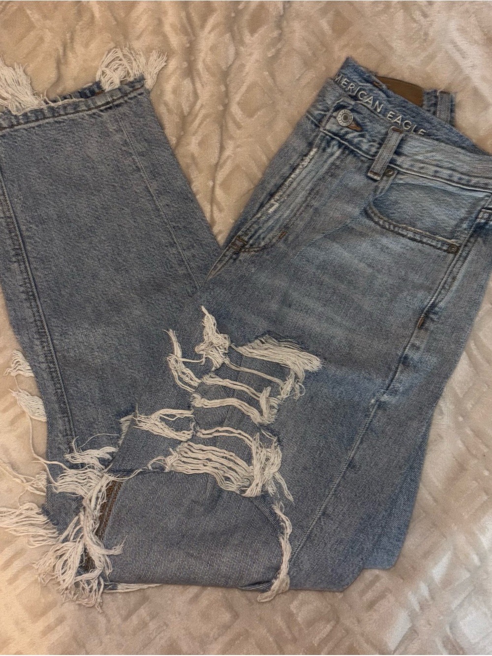 American Eagle High Rise Didtressed Mom Jeans